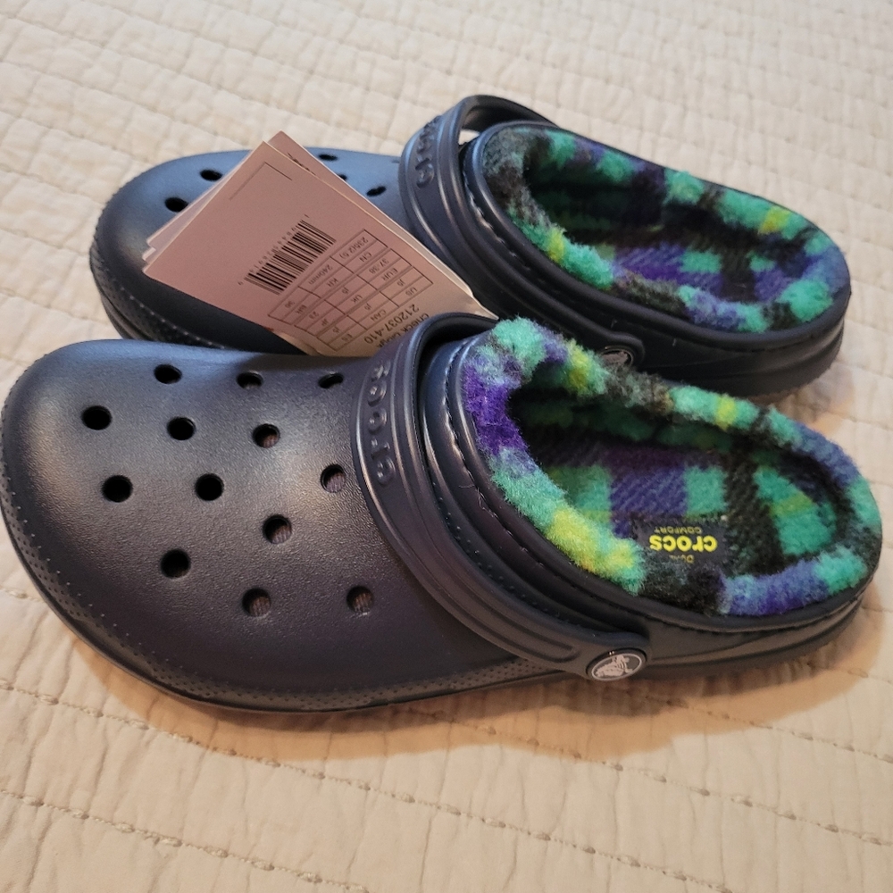CROCS Dark Blue Clogs with Green Plaid Fleece Lining Size J5